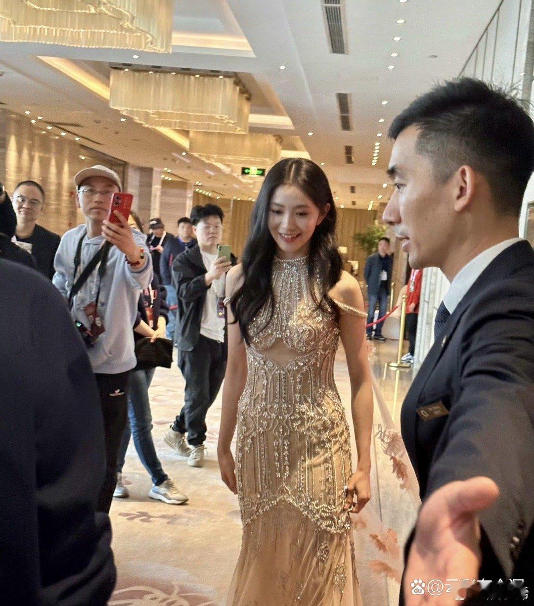 刘浩存红毯台下生图，莫名感觉她像小狐狸 ​​​