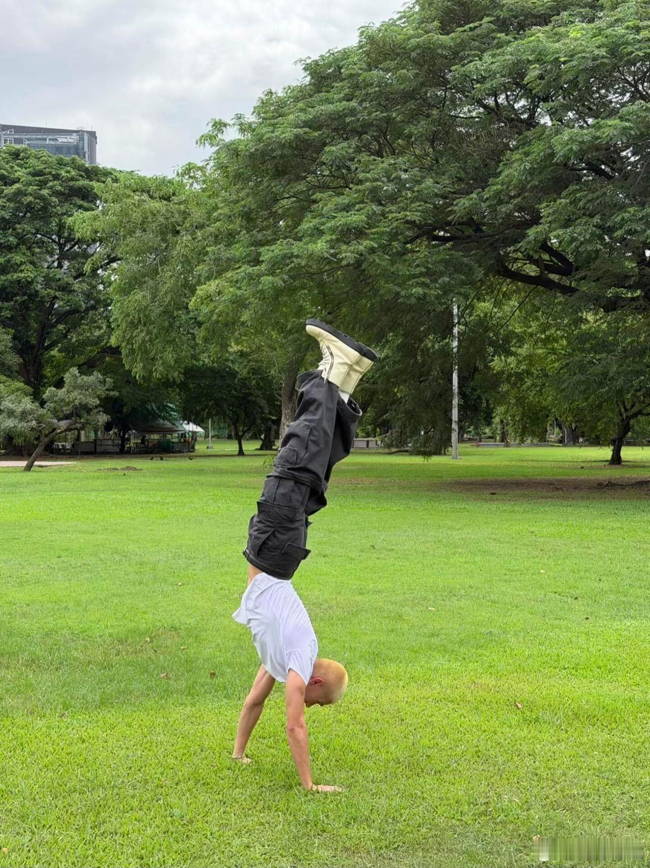 颜安问米卡的职业是倒立吗米卡在全世界倒立 颜安这句吐槽真的是说到大家心坎里了！米