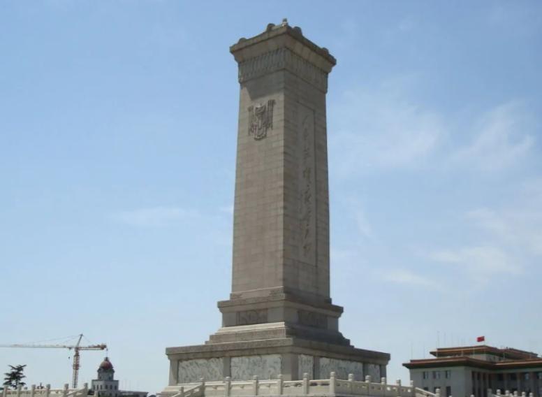 陈毅前往人民英雄纪念碑视察时，看到碑身浮雕神色骤变，随即命人请来陈赓，这其中究竟