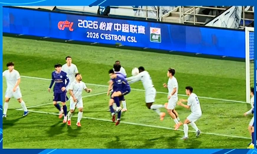 点球！天津津门虎打破僵局，上海申花落后了。
比赛踢到上半场最后阶段，场面均势终于