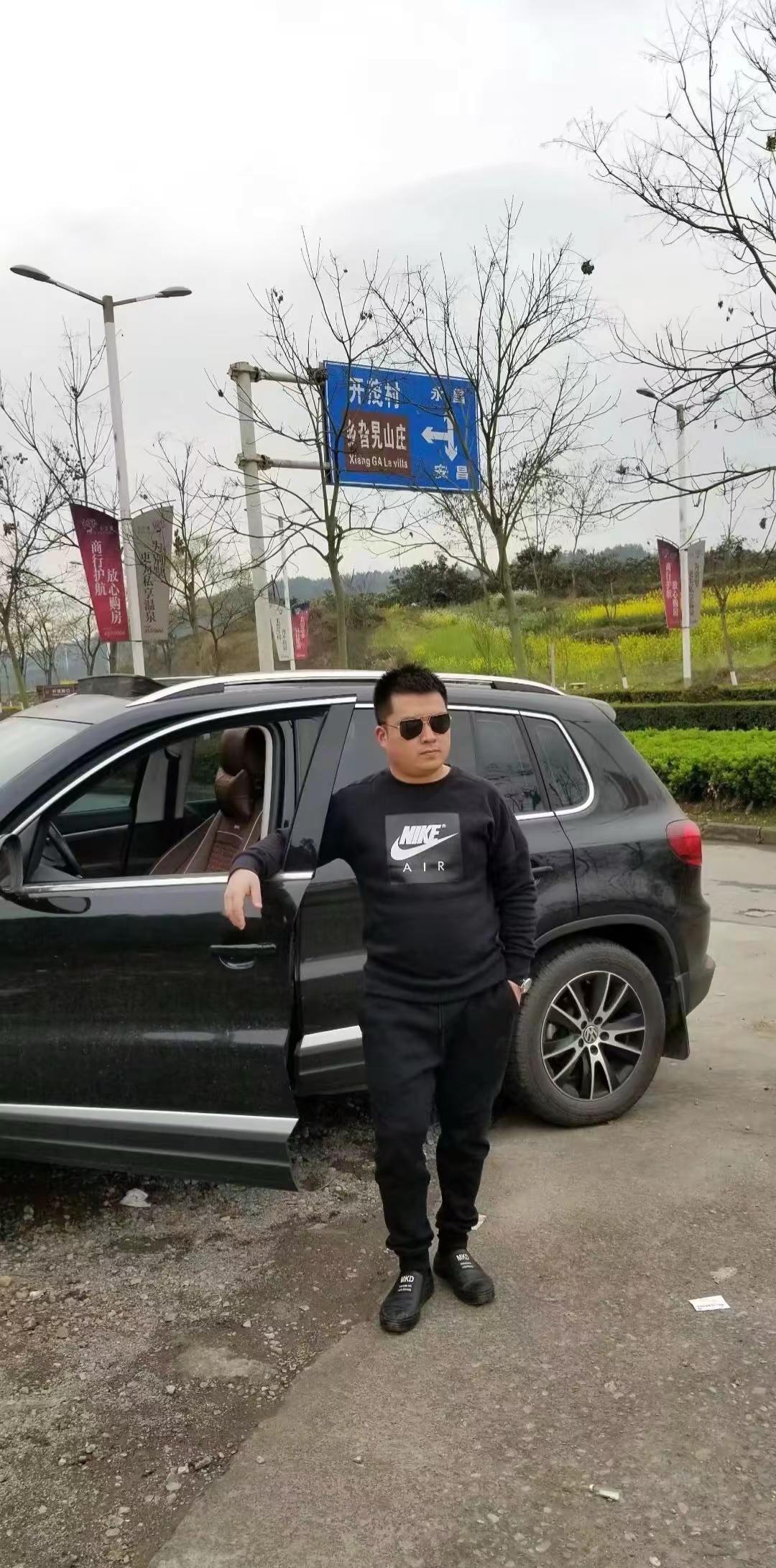 在他最难的时候我都没有离开他跟了他一年又一年，扶持他一年又一年紧握彼此的双手，这