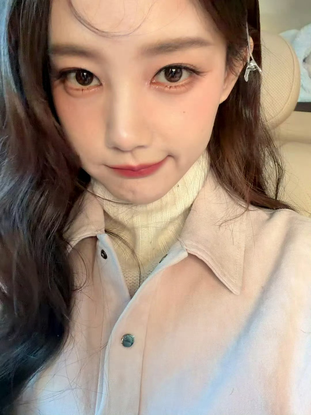 清瞳参加活动有空玩手机了 不用织毛衣了[doge][doge]今晚继续看李一桐天