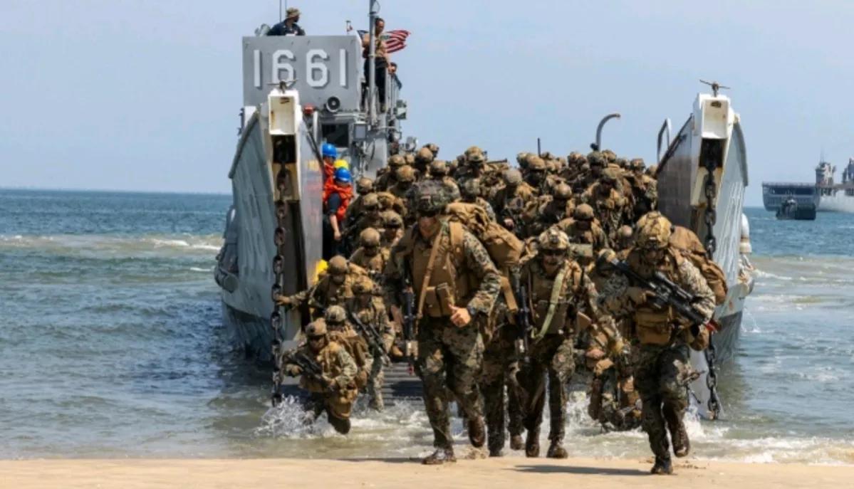 CNN消息，美特种部队打击加勒比制毒工厂。

当地时间28日，美国战争部部长赫格