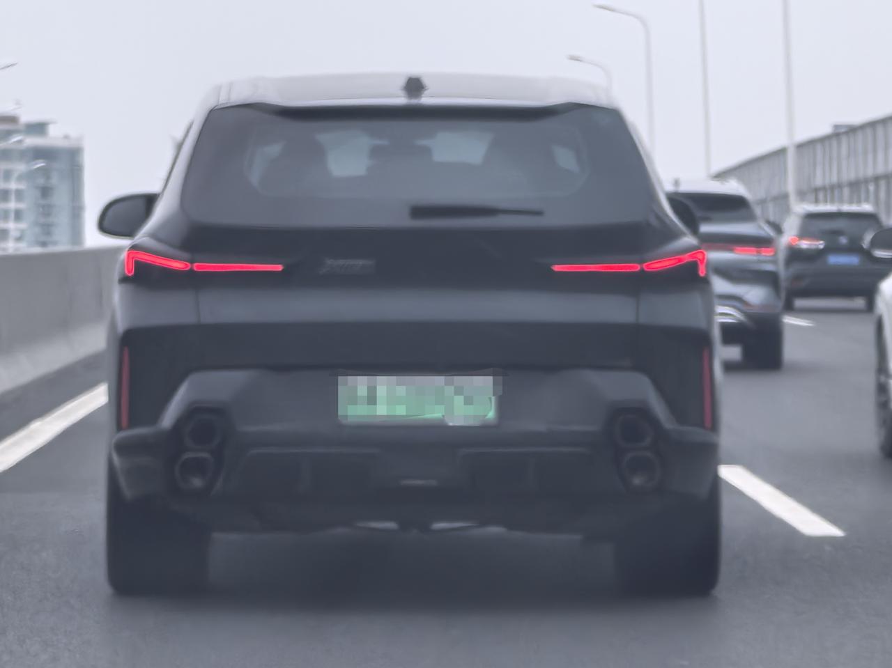 这是什么车？绿牌电车还带四根排气管？

在路上偶遇的，随手拍了两张照片。
车身尺