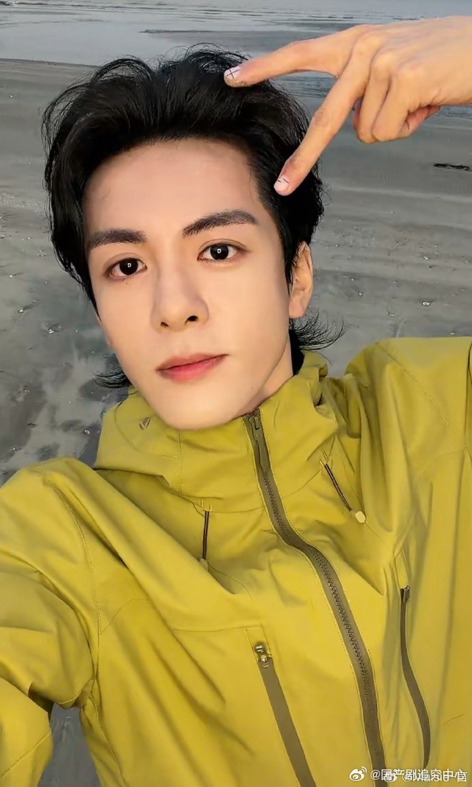 曾舜晞在海边i人属性大爆发看曾舜晞海边直播全程都觉得很放松🌅，i人属性🤍，没