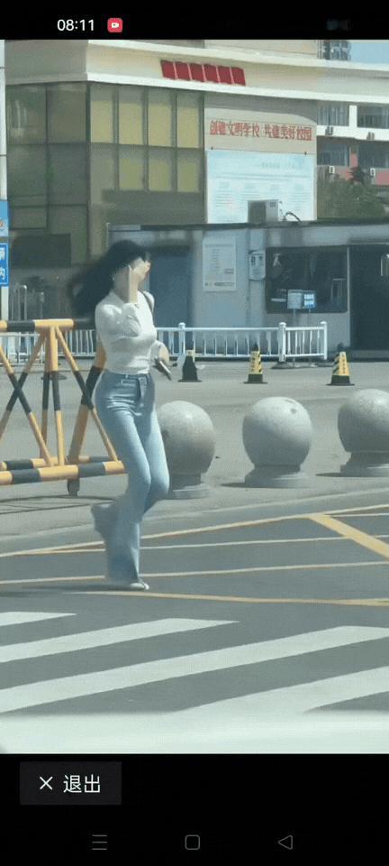美女过人行道，这身材，这颜值，绿灯亮了，司机忘记起步。
美女气质高，自带仙气，走