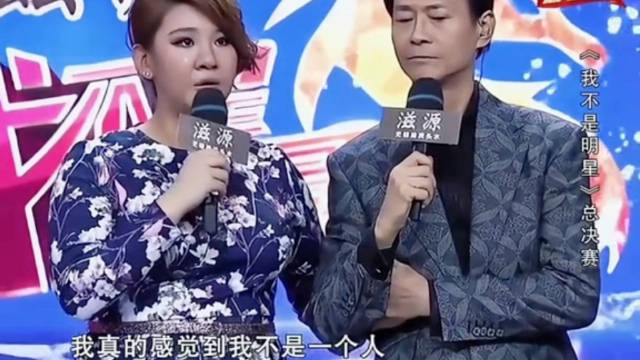 郑欣宜在沈殿霞墓前哭，应该是想妈妈了。还好她还有爸爸，郑欣宜说自从妈妈过世以后，就很少联系爸爸了，感