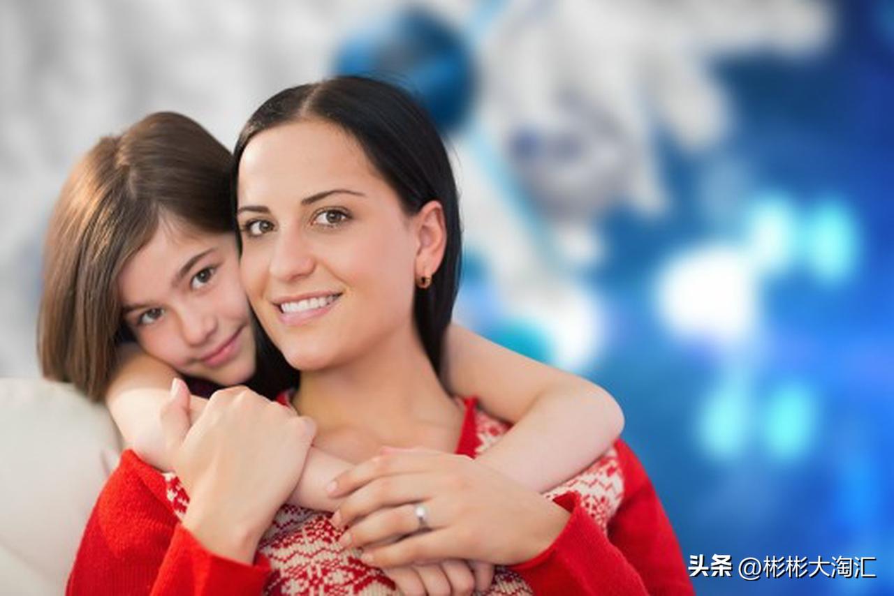 在我生命中，遇见最美丽的女人是我的母亲。很多人追求惊艳的皮囊，可母亲的美不靠滤镜