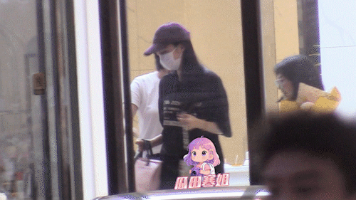 王楚然素颜现身美容院做护理王楚然美容院做护理 6月26日，王楚然素颜现身美容院做