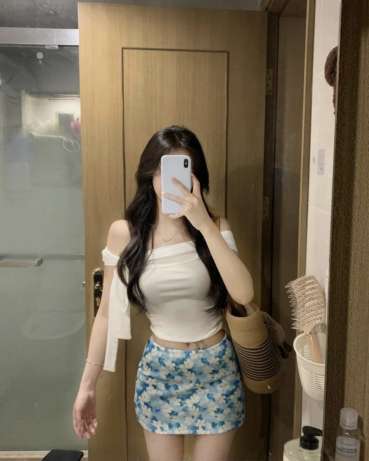 随手搭的白上衣配碎花裙，出门的快乐就是这么简单