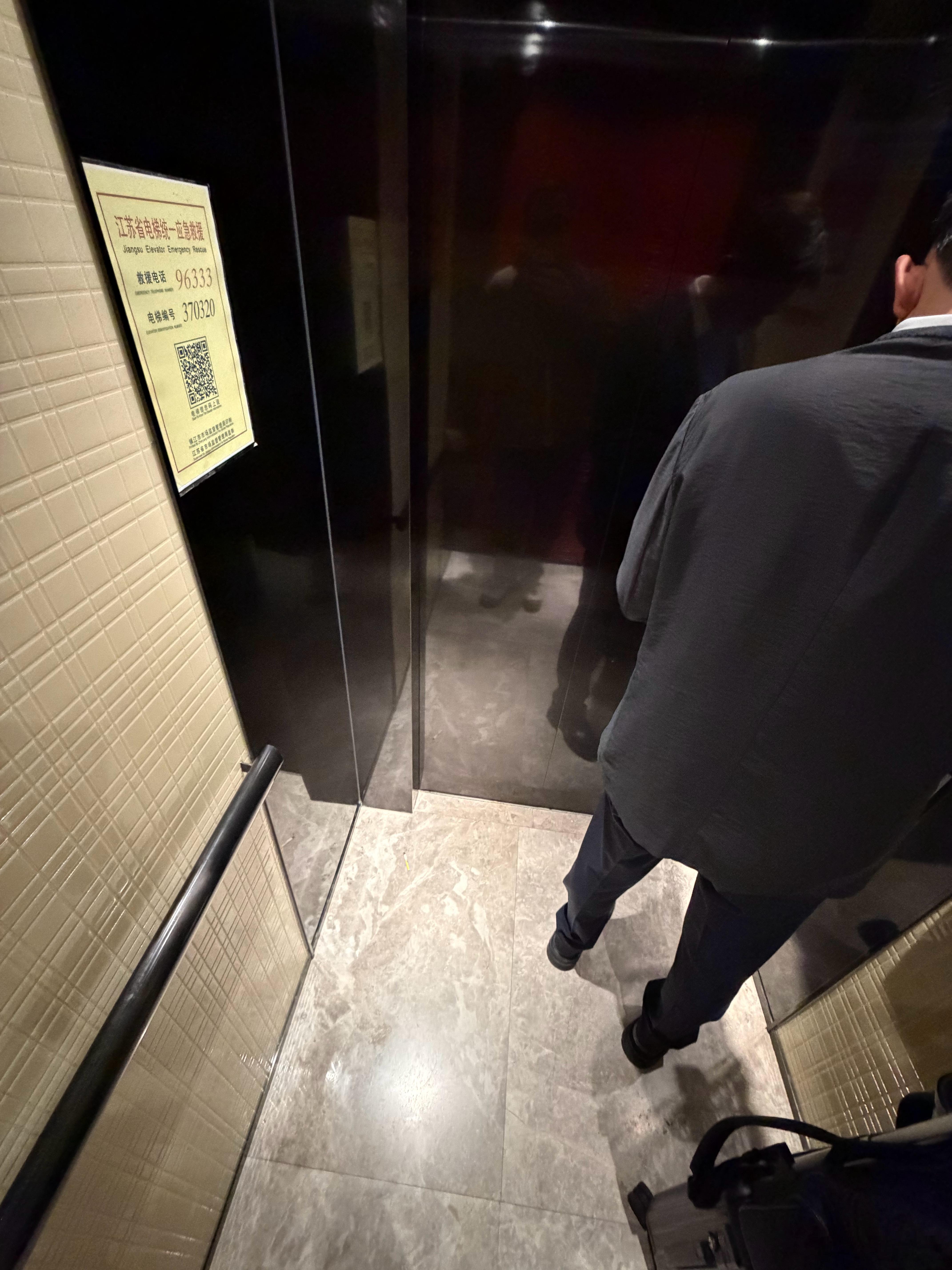 真的离谱，在室内抽烟就够差劲了，这种在电梯里这么小的封闭空间抽烟的都是傻杯。虽然