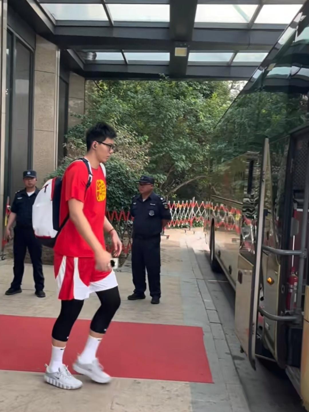 崔永熙、焦泊乔和徐昕在沈阳的集训动态⬇️中国男篮前往辽宁体育馆备战世预赛倒计时还