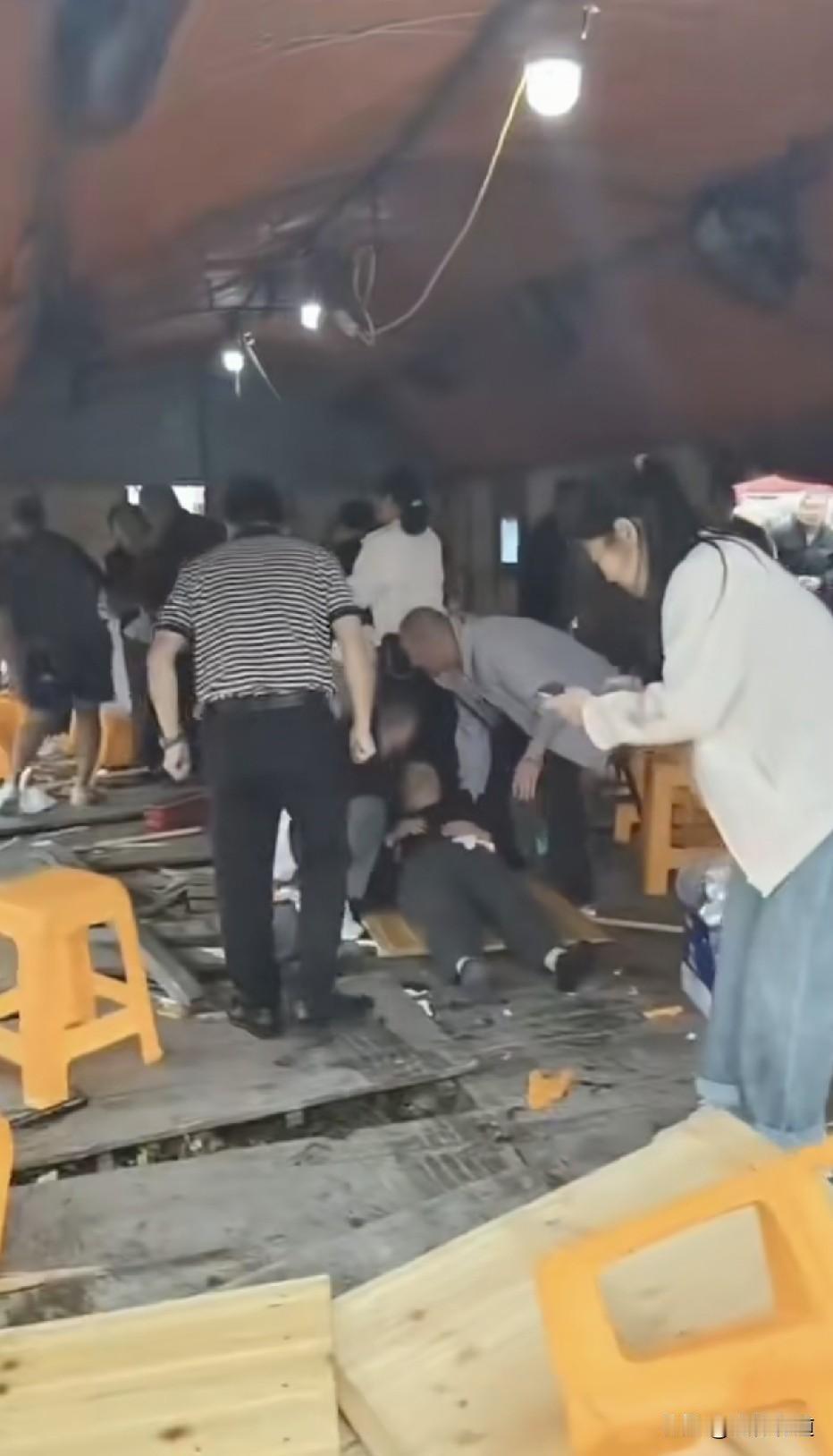 丧上加丧！一宝马车冲进丧礼现场，导致一死七伤，女司机或面临刑责。

江苏如东，6