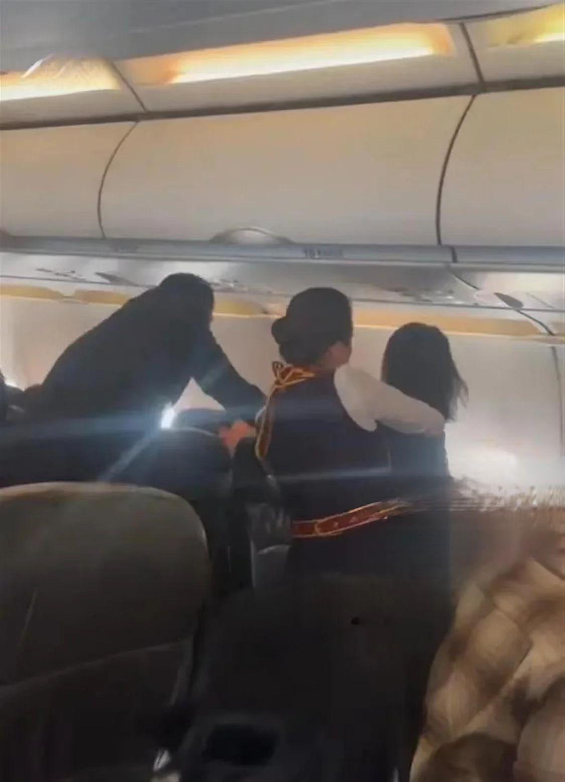 两乘客坐飞机在万米高空互撕斗殴，


两名乘客之所以起冲突，是因为后排乘客把膝盖