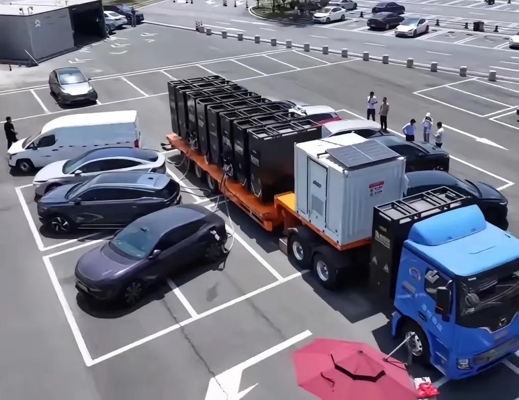 这下好了，节假日高速充电桩不够的问题解决了！
一辆烧油的大卡车，驼着一大堆移动充