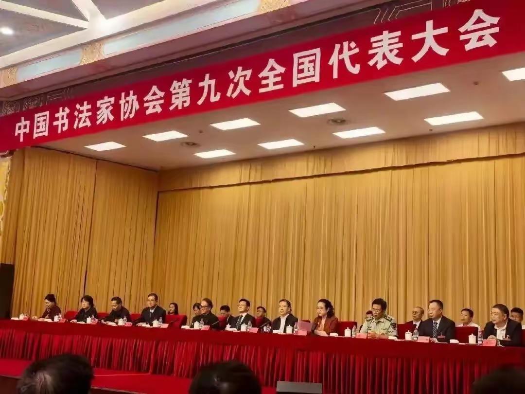 中书协换届圆满结束，新一届主席、副主席名单里，最明显的是以前叱咤书坛的王冬龄、陈
