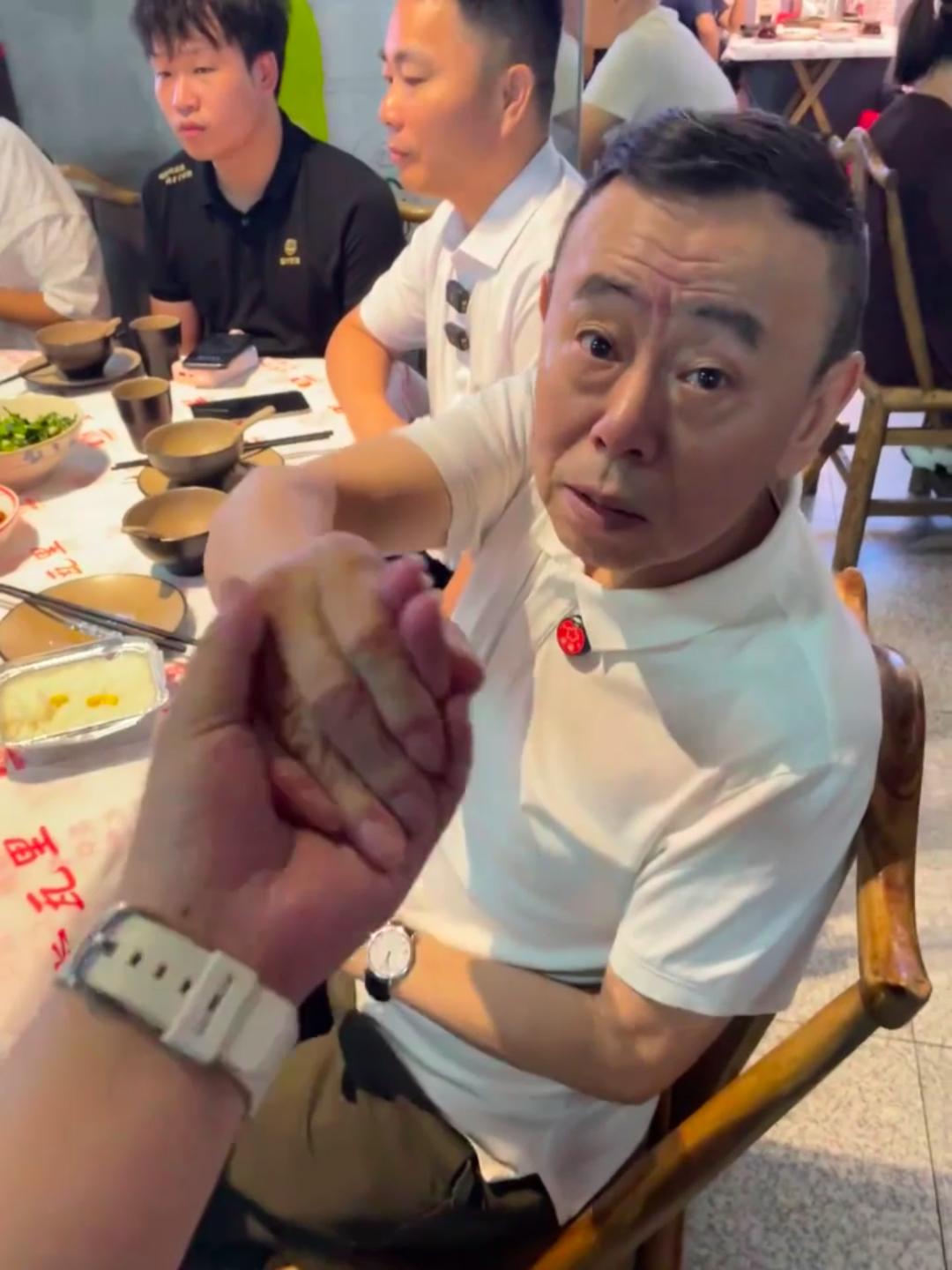 67岁的潘长江
最近开启了吃播模式，
可以说是走到哪吃到哪。
 
从重庆吃到九江