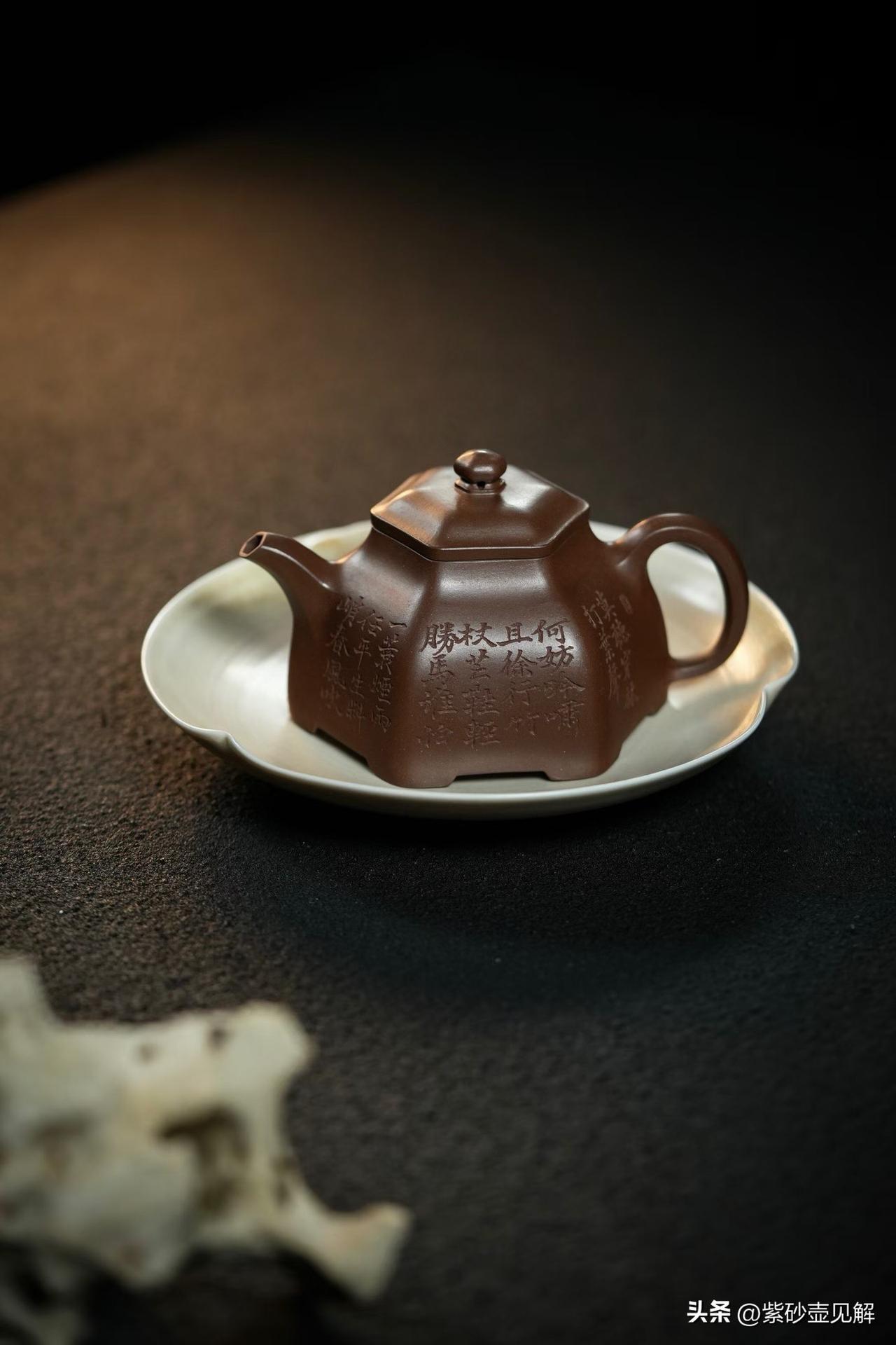 “亮壶”
不管新壶，旧壶，用开水沏茶后，壶体外表温度较高，此时可用湿毛巾，或清洁