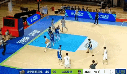打球直接变成了打人！

在今晚U21男篮联赛辽宁男篮对阵山东男篮的第三节比赛中，