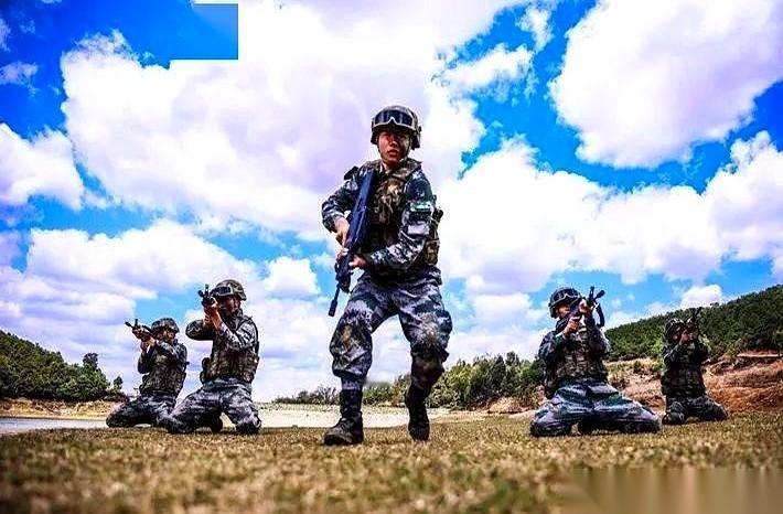 别再让你爸妈念叨那个“单位里的工勤岗”了。
他们以为那是条后路，实在不行，进去开