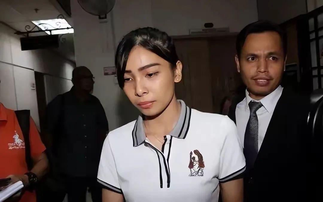 2023年4月，炎炎烈日下，马来西亚高等法庭的门外却聚集了一大批民众。

他们正