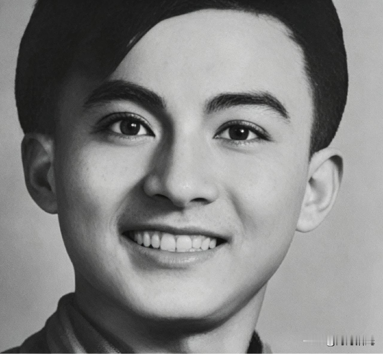 🎬 大家看到这张照片，一下子能够看出他是谁吗？
他就是老艺术家游本昌年轻时候的
