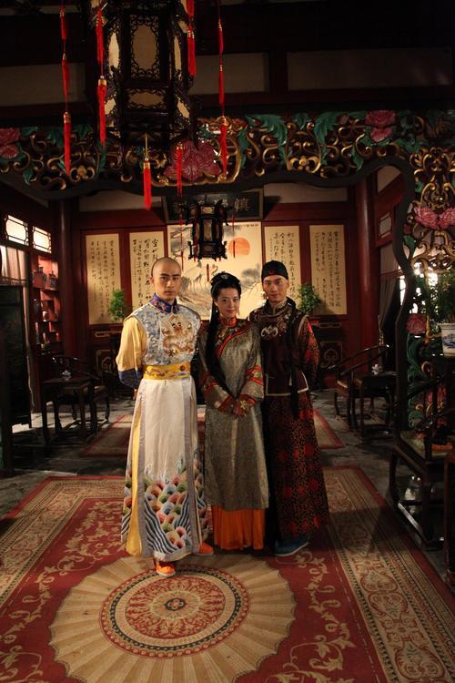 创作历史剧，既要有大历史的厚重感，也要有人性的温度。需严谨考据时代背景、礼仪服饰