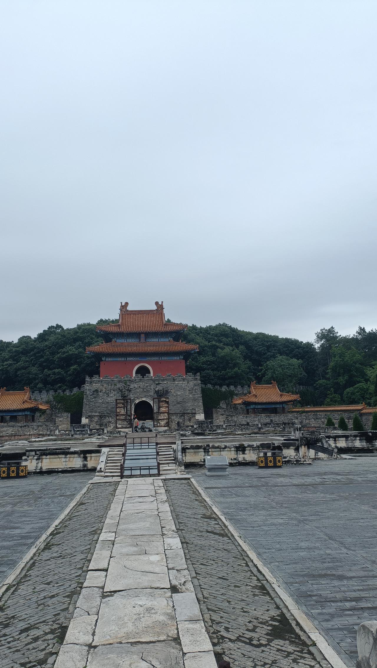 今天下着小雨来到钟祥明显陵，这里一如既往的肃穆庄严。
毕竟是皇家陵寝，自然有一种