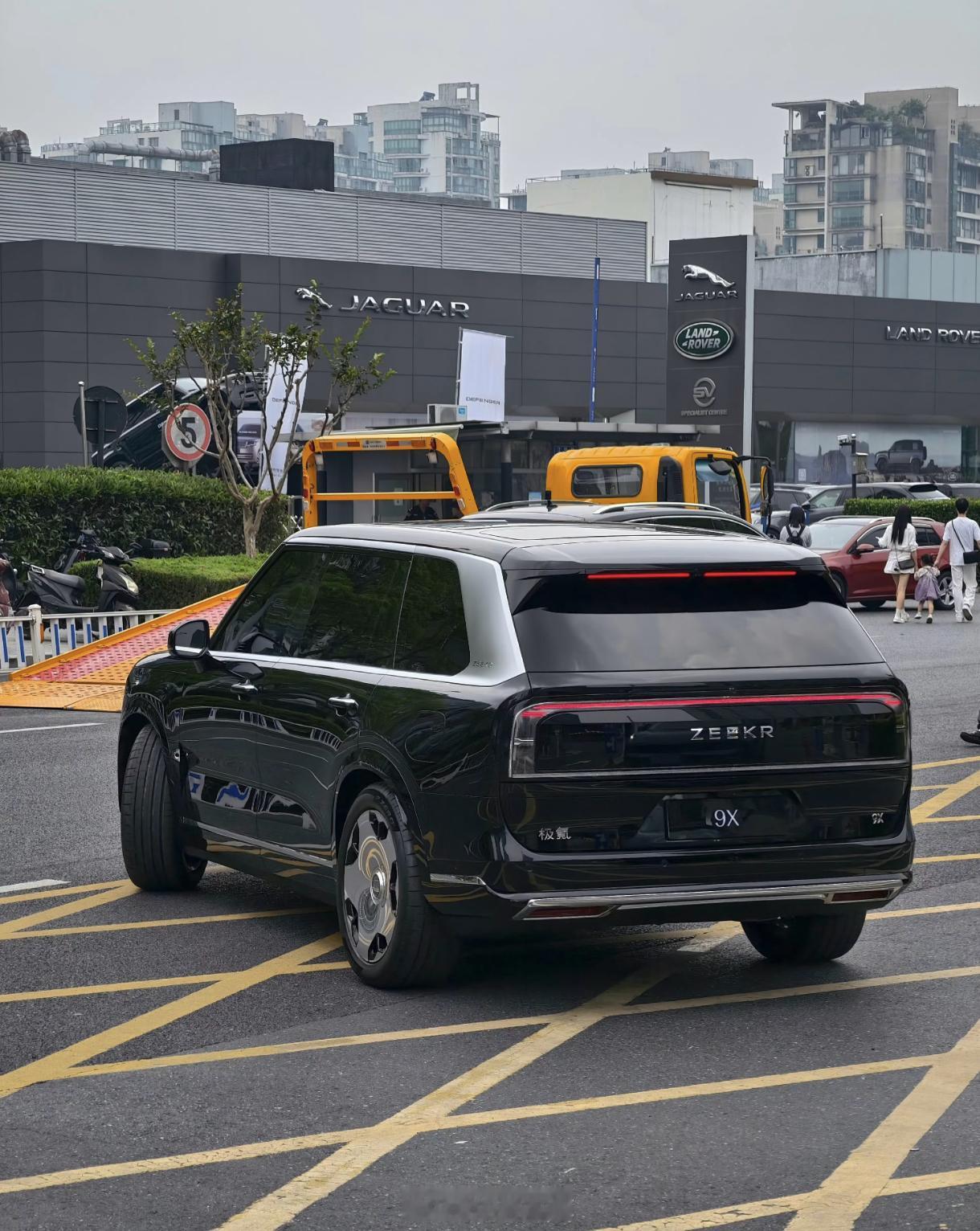极氪 9X 道路实拍，尾部挺不错的啊，D 柱的银色大镀铬条也太吸引眼球了。42h