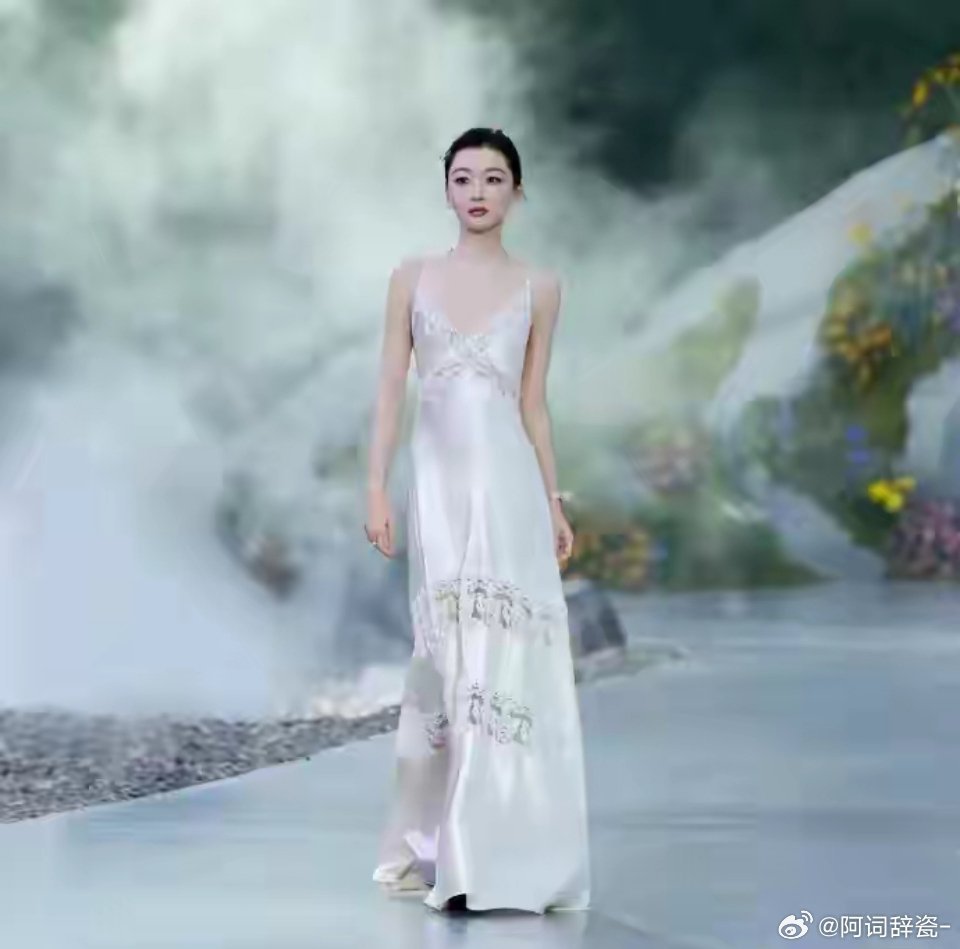 周冬雨这才是找对风格了吧！我一下子就get到她的美了 