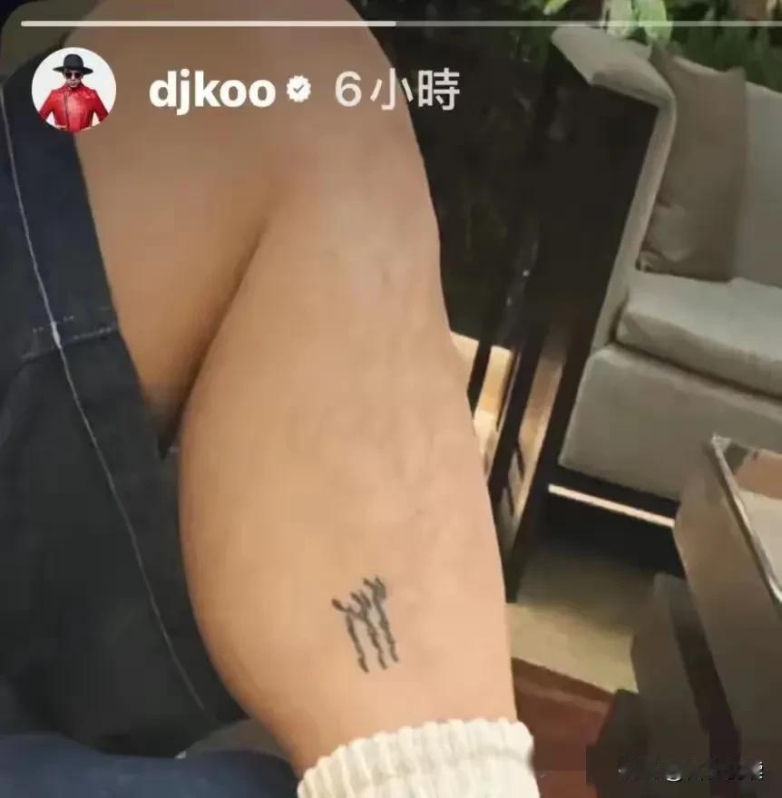 讲真
具俊晔真傻

每次晒自己都被嘲

这不晒袜子晒鞋
网上又是一堆吐槽声

他