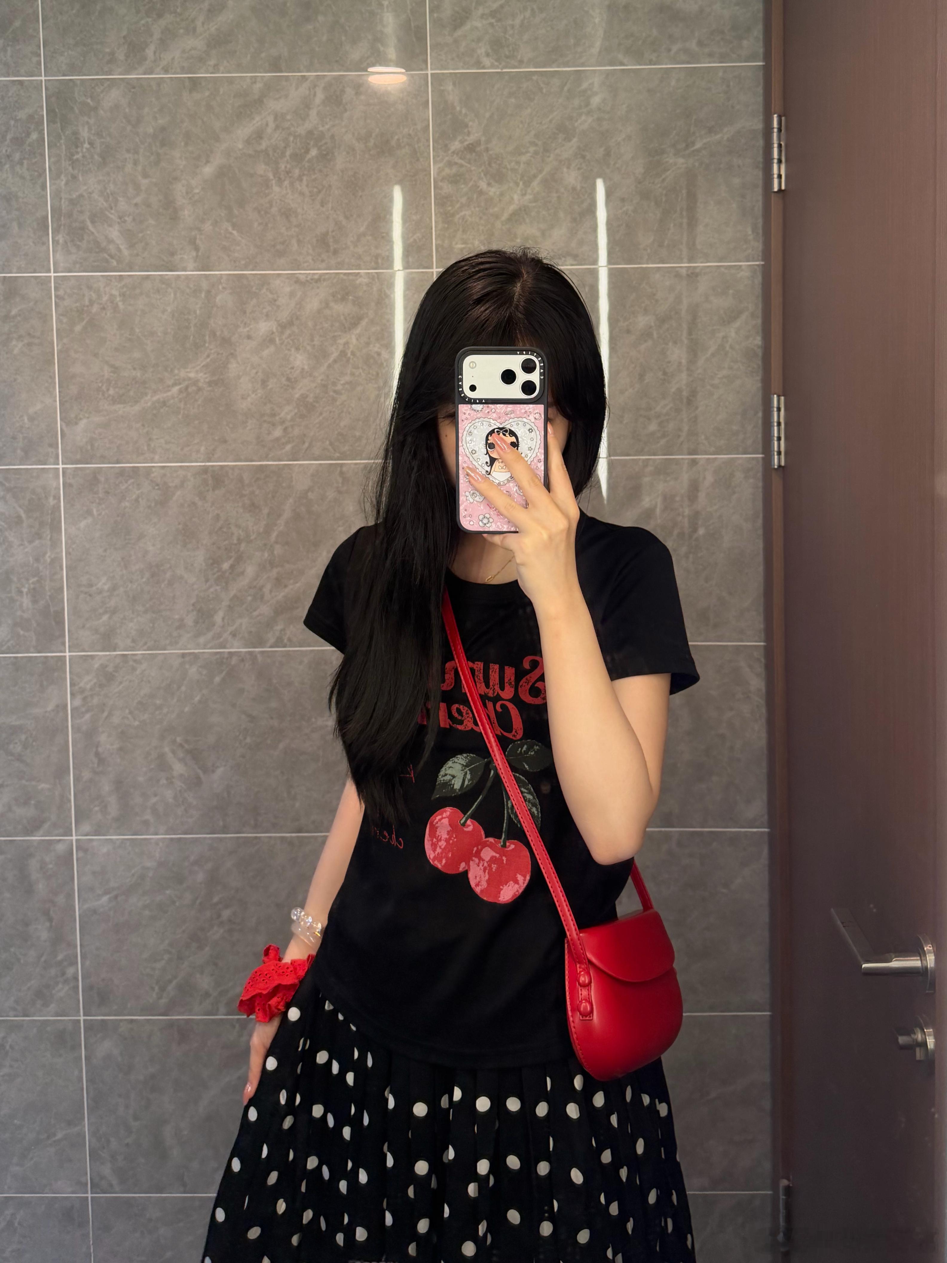 糖糖的樱桃短袖我已收到hhh其他衣服我还没时间拍因为今天有姐妹问就正好发一下存图