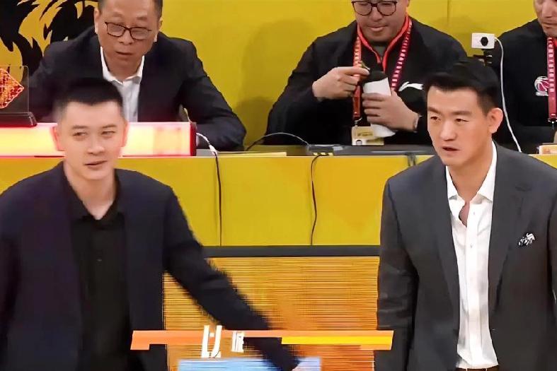 看到昨晚辽篮大比分输给广厦队！有人破防了？认为辽篮被打回原形了！
其实我认为这并