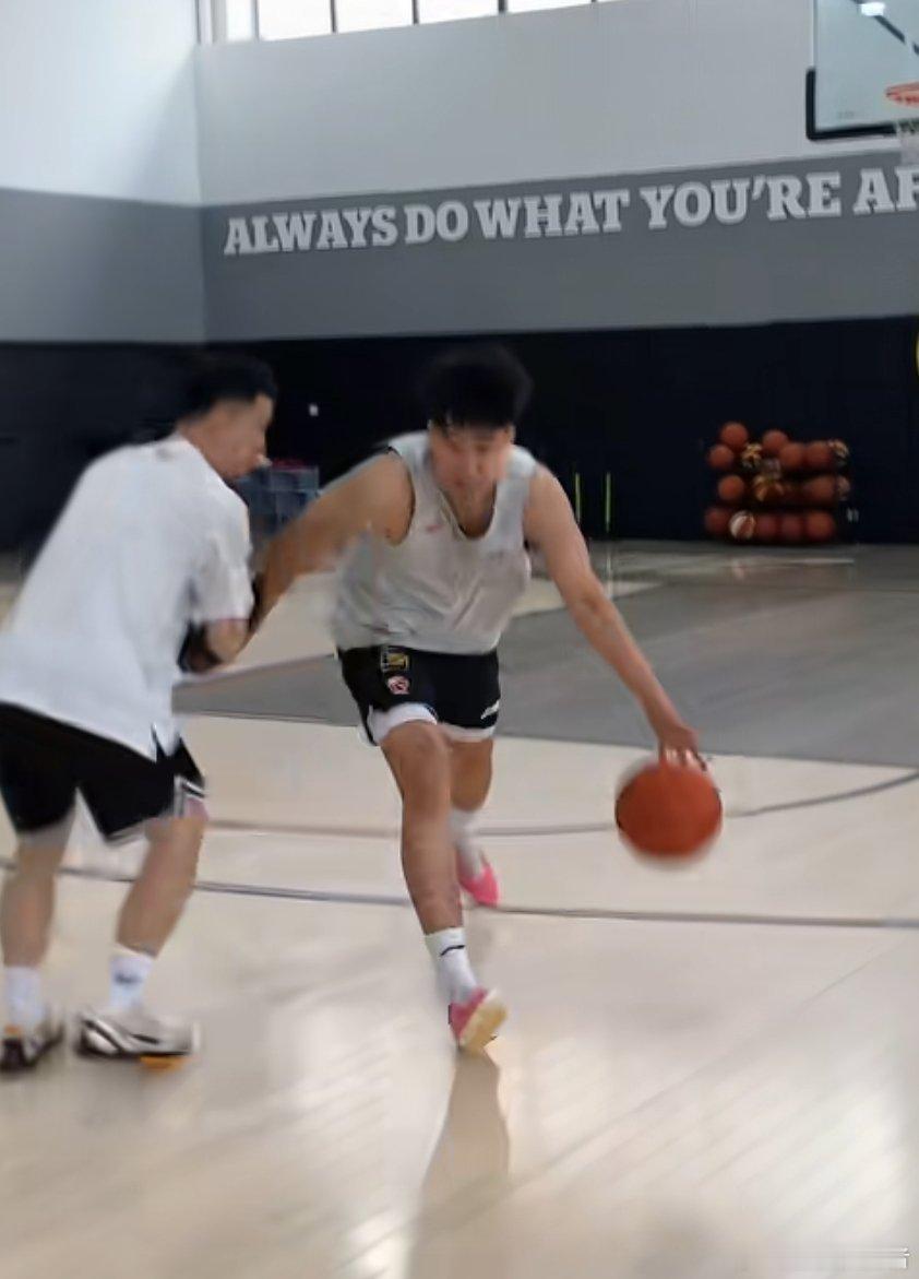李虎子本身人不错，知道自己运控是短板休赛期尝试去练去解决。就是被那个dy天天大假