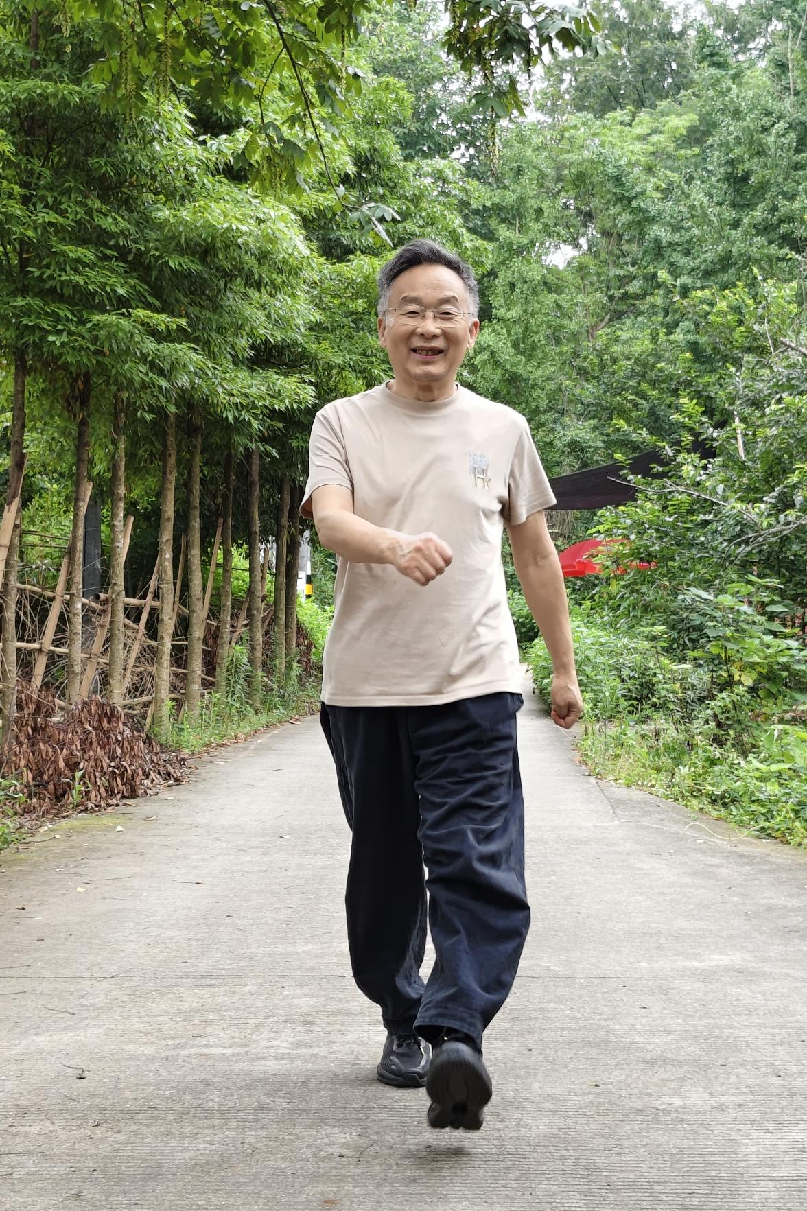 辟谷减肥一周能减几斤5公斤以上。体质指数超标的人群，练功辟谷七天减肥减重5公斤以