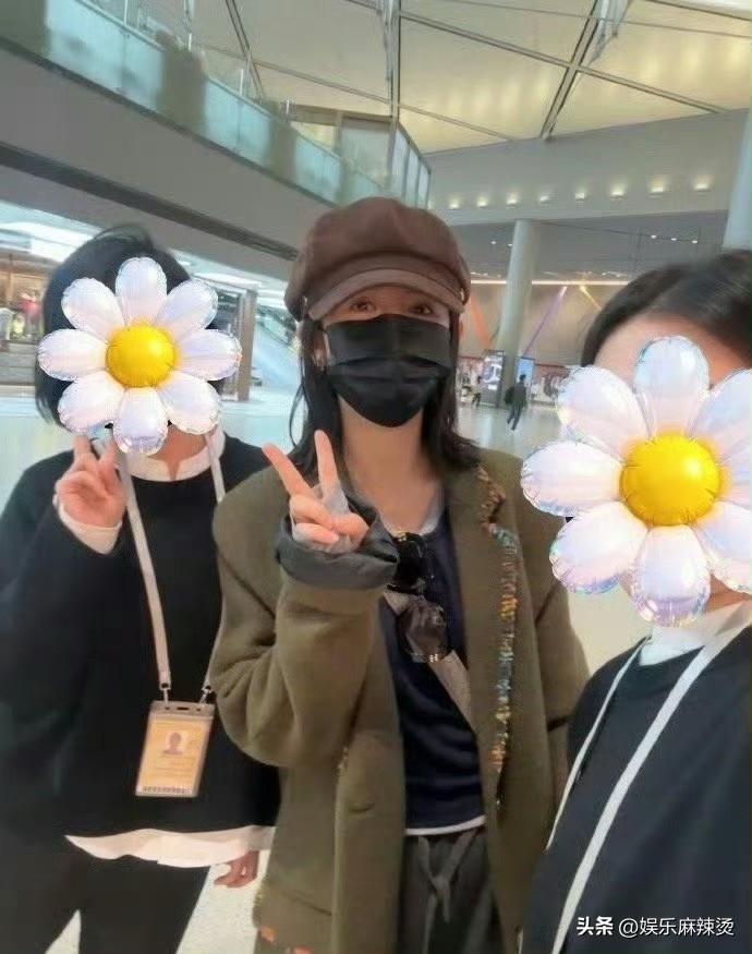 今天，谢娜现身上海虹桥机场，还和机场粉丝工作人员剪刀手拍照，看上去心情很美丽，没
