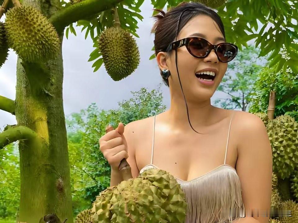 今天传来缅甸榴莲节在仰光省巴汉镇举行且榴莲与美女同时出镜的最新消息。据缅甸媒体2