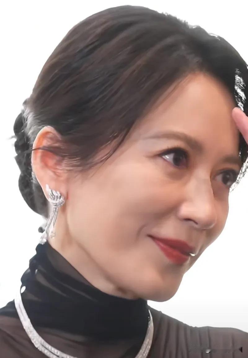 55岁气质美女俞飞鸿近日出现在大众视线，黑色高领蕾丝上衣，显得她更高贵优雅迷人。