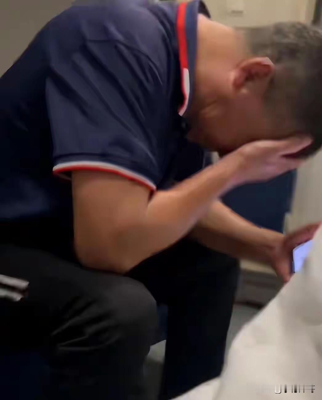 泪目！列车上一位大叔掩面而泣，同车男子得知大叔遭遇后，上前安慰大叔为大叔买了盒饭