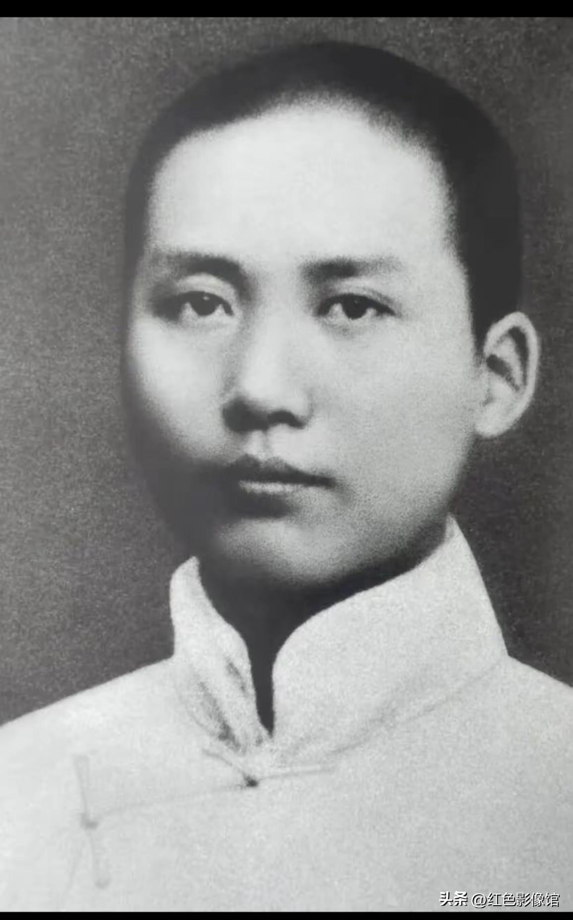 少年时代身形高挑，宽额浓发，双目炯炯有神、目光深邃锐利，鼻梁端正，面容清瘦英挺。