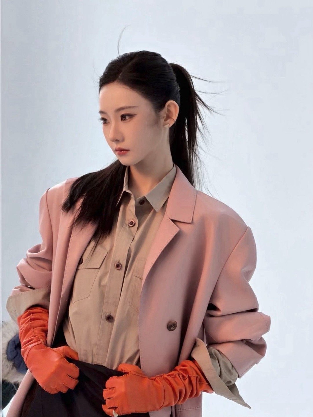 张艺凡请少做自己多做女明星 谁看张艺凡vlog没笑到打鸣？早起发型比鸡窝乱，夹着