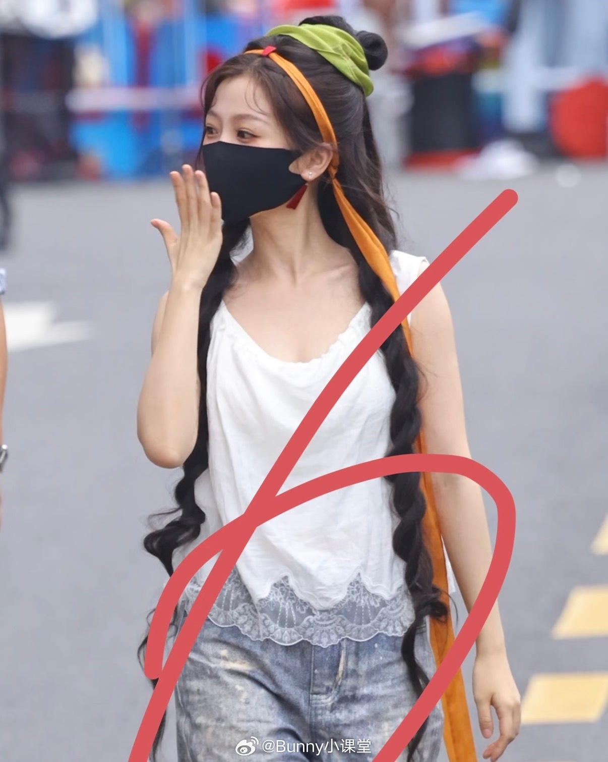 《念相思》虞书欣新造型路透来了，现场的人气好高啊！ 
