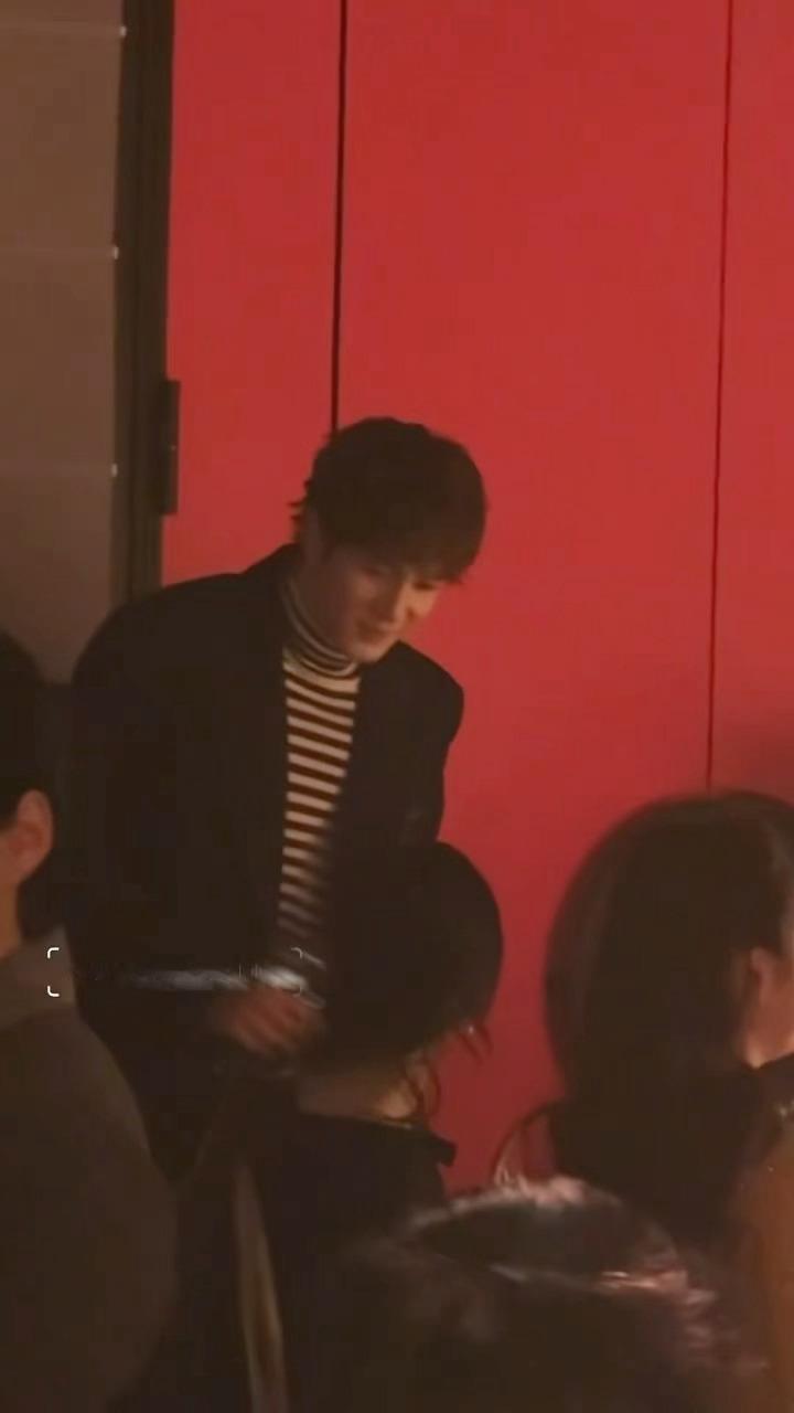 要不给我们韩东君搬个凳子呢