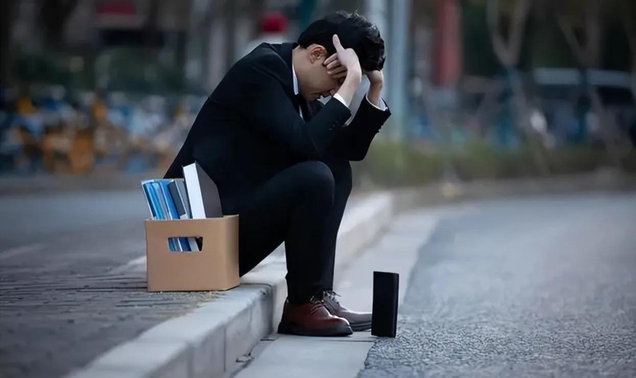 年届三十有五，正值一九八九年生的我，在求职路上辗转多时后，终获一席入职邀请。然而