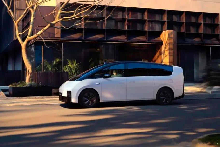 理想mega算是很贵的新能源车了，搭载的也是很顶尖的三元电池，但就是冷却液这么一