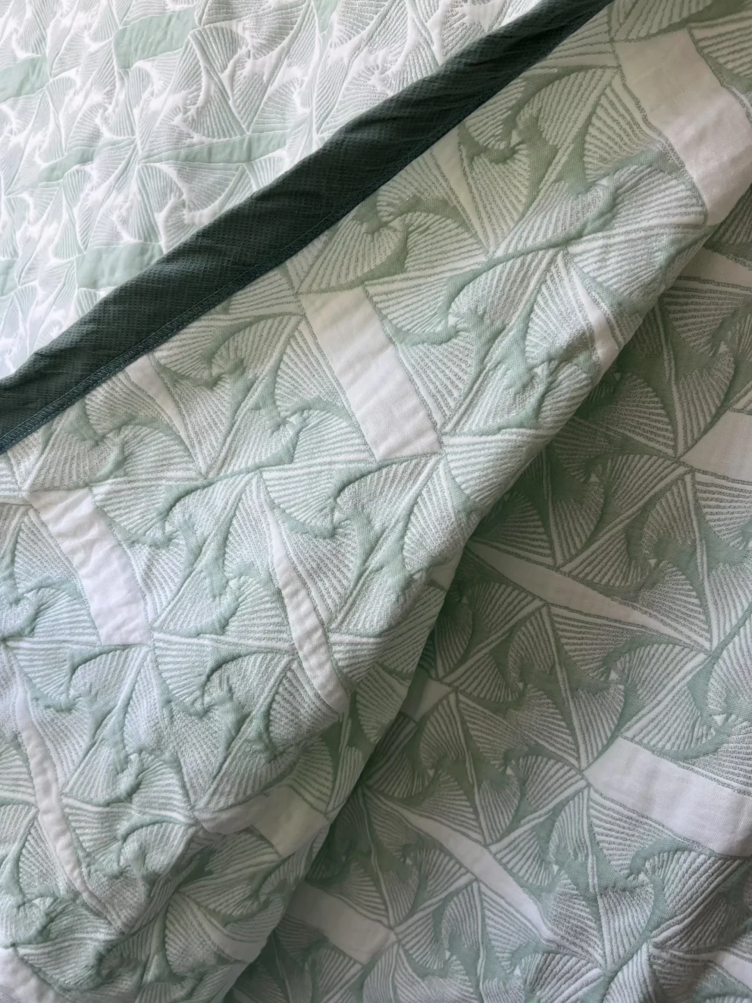 可以机洗的纱布软凉席，肉眼可见的透气孔 不粘身不闷热，夏天最好的床搭子