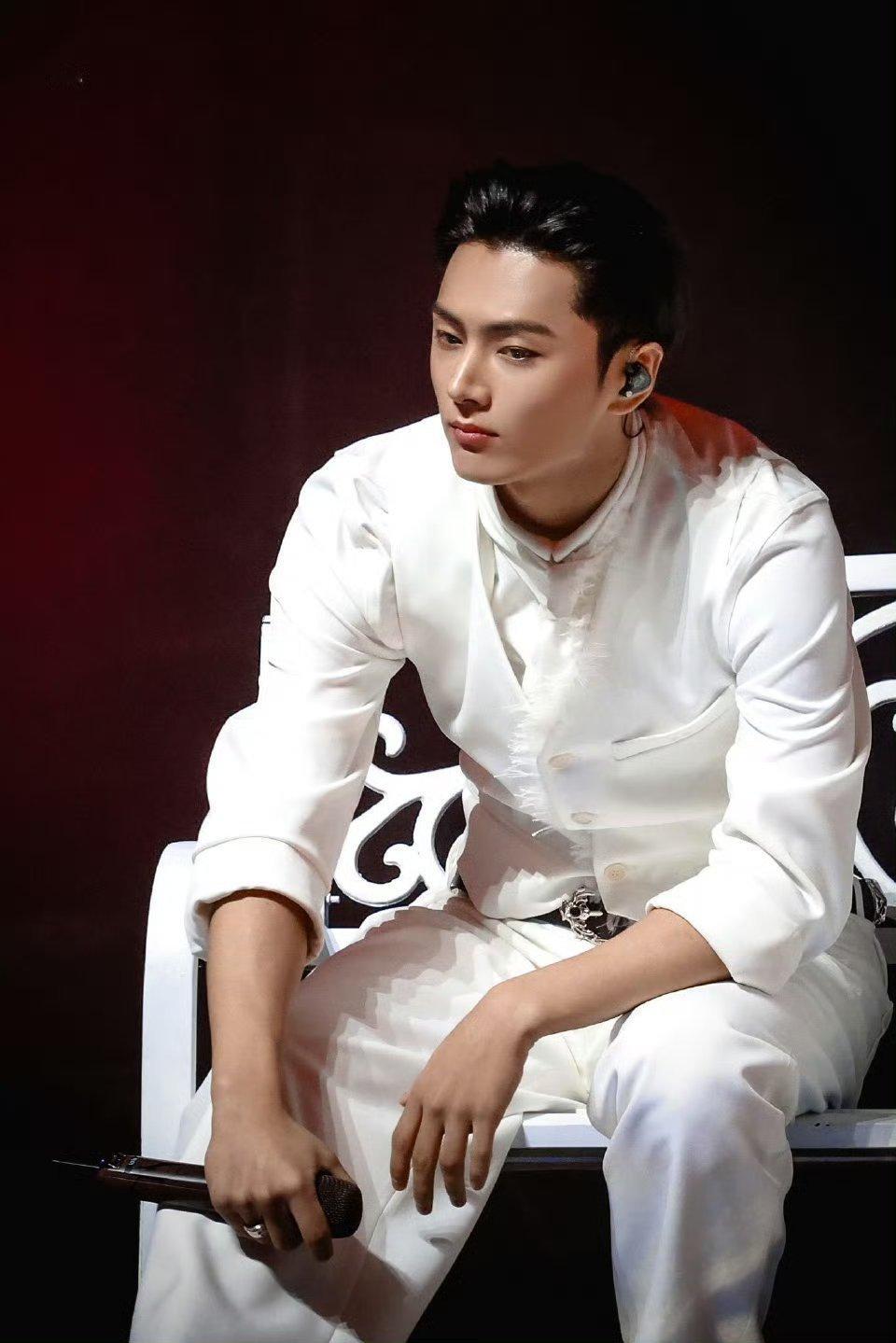 朴综星SBS歌谣大战造型，帅成这样