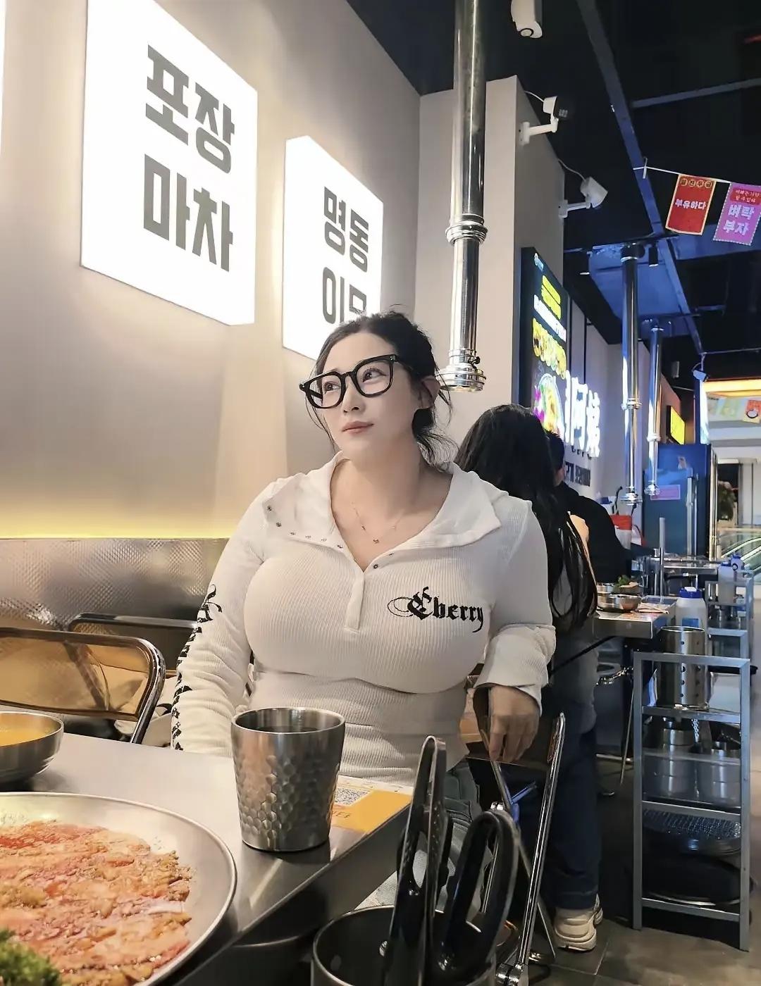 看看大家的眼力，目测一下女主体重多少，有人说是140斤，也有人这种配置至少也需要