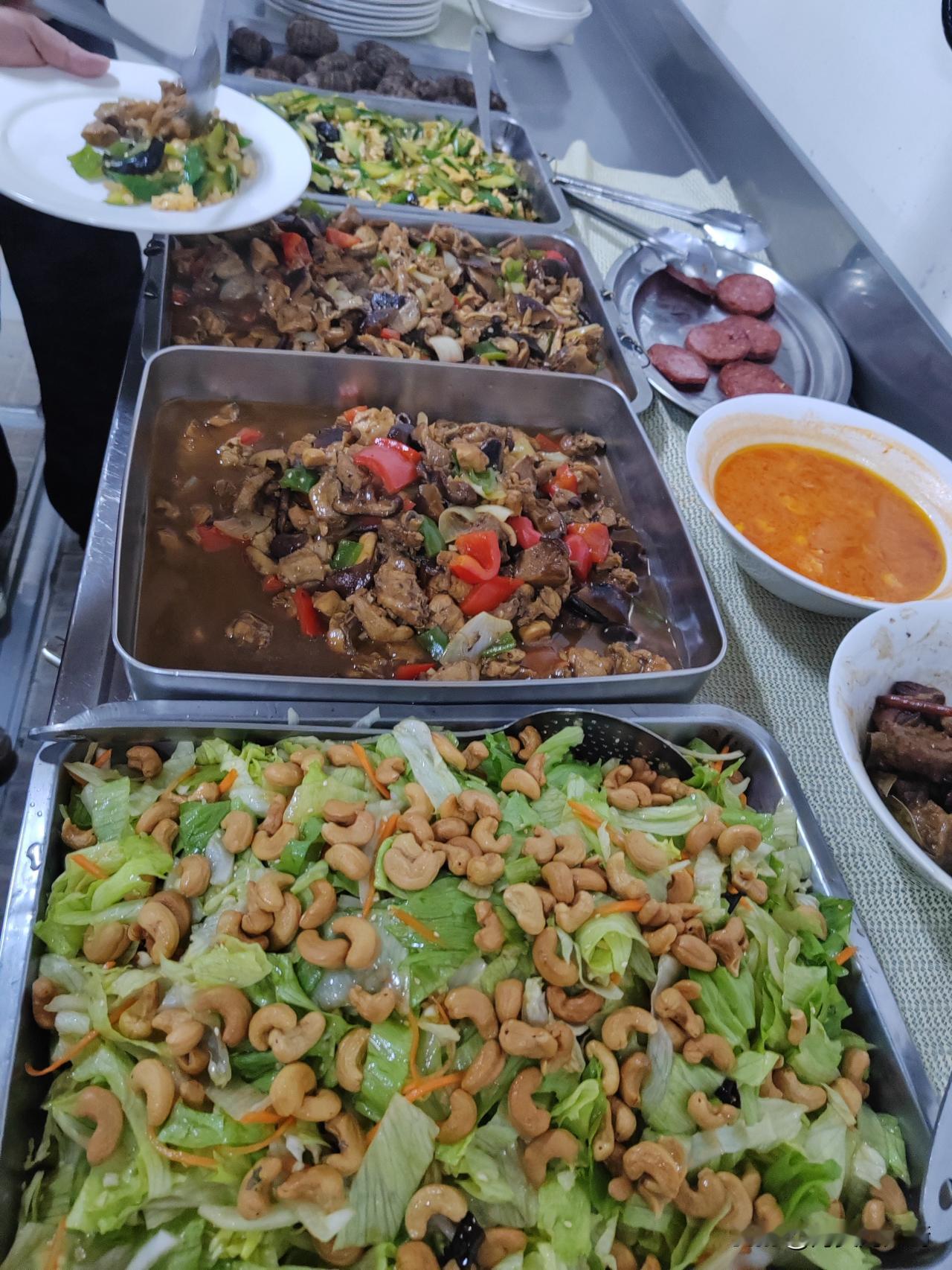 昨天晚上刚从日本开航，去东澳装货，今天船舶就开始摇晃了，已经习惯了摇晃的生活，对