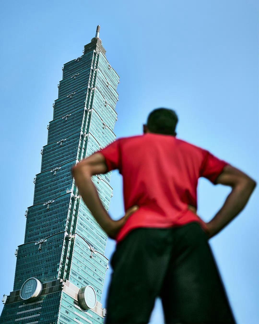 他登顶了，徒手攀登台北101，看得我双腿软软手心汗汗而元气满满。

2026年1